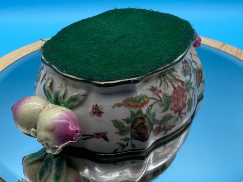 Vintage Porcelain Oriental Tureen Famille Rose pattern covered with Rose Handles - Picture 10 of 12