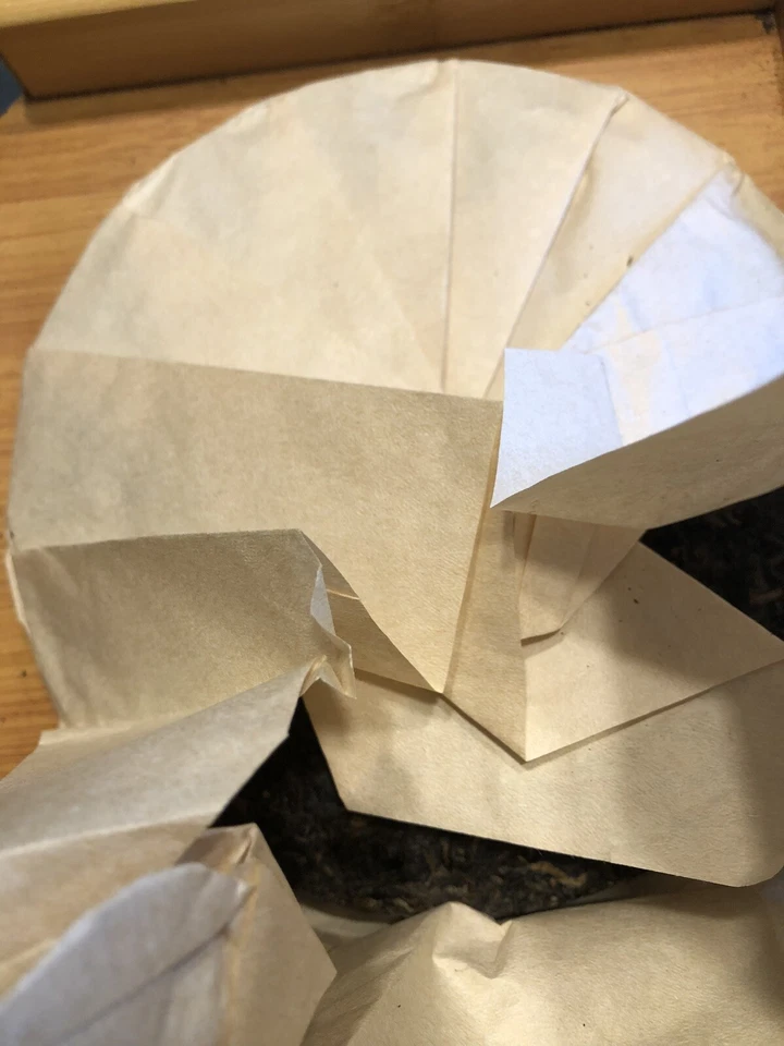 Té crudo Pureh 2004 Yunnan grado superior Banzgang árbol viejo puntas de hoja dorada 357 g Foto 2 de 4