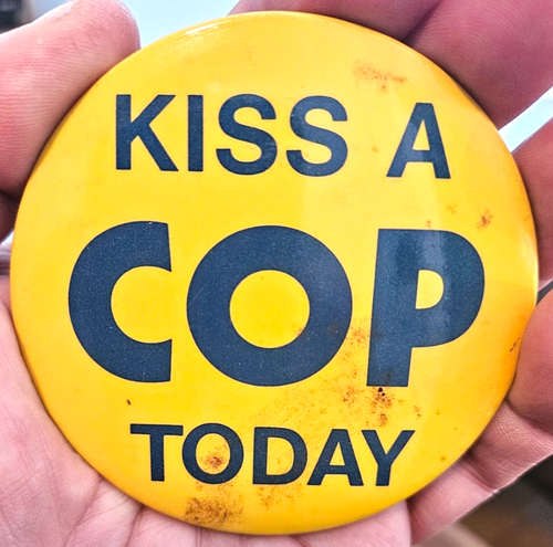 KISS A COP Today 3" Pinback you really should kiss police now - Picture 1 of 2