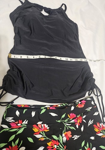 Mujer Conjunto de Baño Dos Piezas Camiseta sin Mangas Negra y Pantalones Cortos Negros con Flores Talla S - Imagen 6 de 10