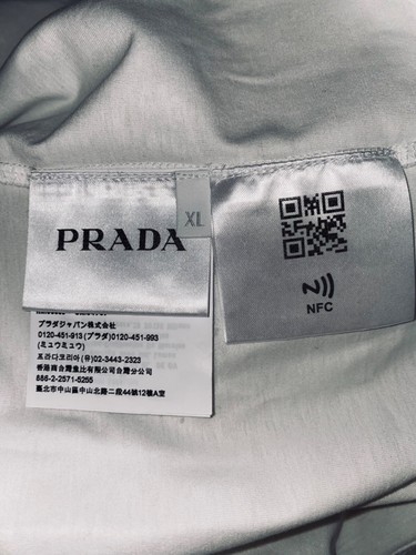 Weißes Herren Prada T-Shirt mit schwarzer Aufschrift in Größe XL - Bild 4 von 6