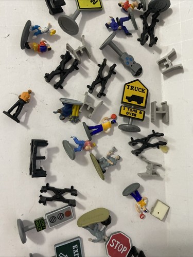 Lot Figures And Signs For Layout HO Scale - Picture 3 of 4