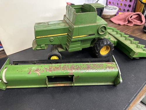 John Deere Titan II Green Metal Combine ERTL 1/24 Scale 1987 With Bean Head Also - Picture 6 of 17