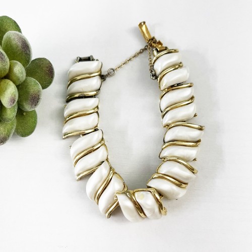 Coro Vintage White Thermoset Bracelet - Picture 2 of 8