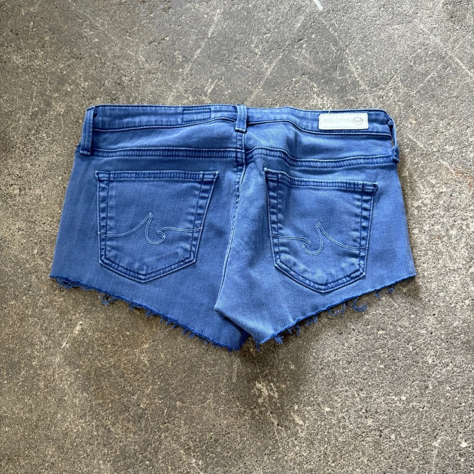 Shorts jeans feminino AG Adriano Goldschmied desgastado corte 25 azul desbotado - Imagem 4 de 4