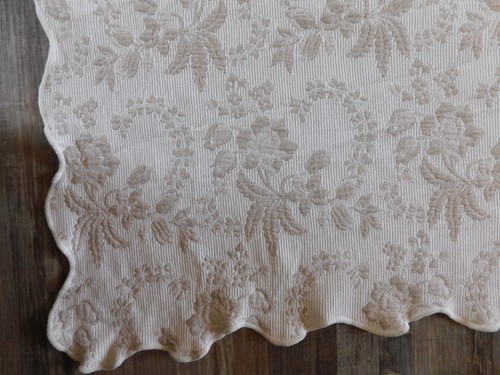 Pair of Vintage Matelassé Twin Bed Portugal Coverlets Beige Coverlets - Picture 5 of 18