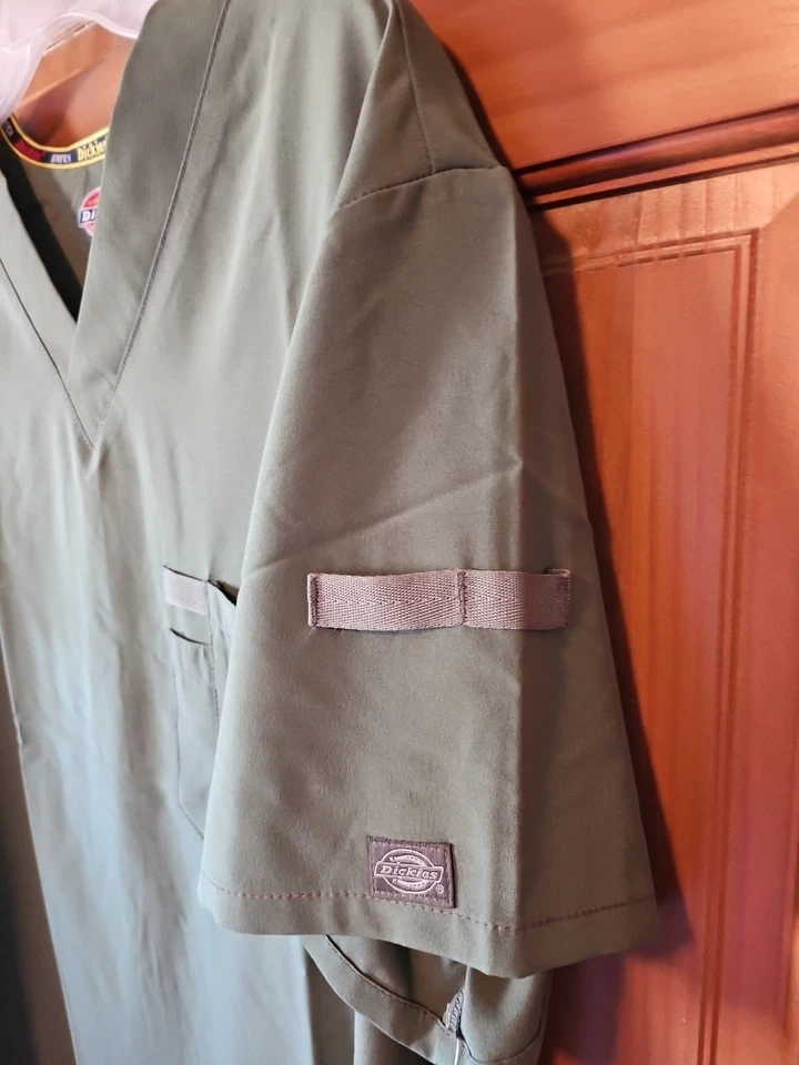 Blusa Médica Dickies Para Mujer Xtreme Elastizada Cuello en V DK715-CBLZ Grande, Color Oliva Foto 3 de 4