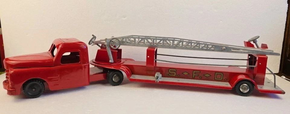 1950s STRUCTO FIRE DEPT PRESSED STEEL "S.F.D." AERIAL LADDER TRUCK - Image 3 of 4
