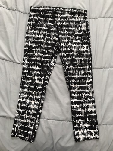 Nike Womens Small S Yoga Workout Capri Dri-fit Leggings Black & White Zip Pocket - Picture 1 of 5