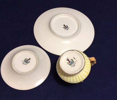 Fabulous Vintage Capodimonte Italy Cup and Saucer Trio Set - Picture 10 of 11