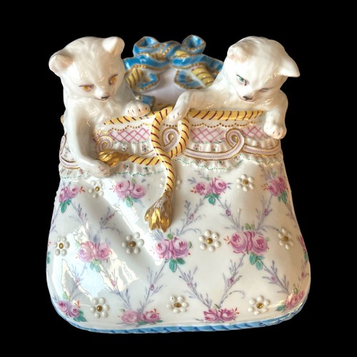 Bolsillo de pared de porcelana antigua de arte histórico Vion y Baury con gatitos - Imagen 2 de 15