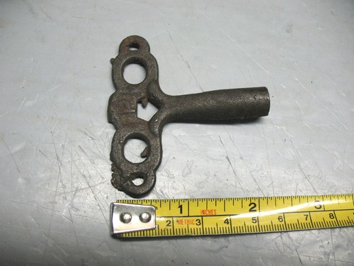 CAST  IRON   KEY MARKED ''P''  CLOCKS - STOPCOCK ?? VINTAGE ORIGINAL  - Picture 1 of 4