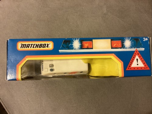 Matchbox Ford Transit Ambulance - Picture 4 of 5
