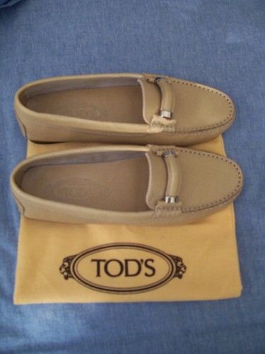 TOD' S  LADIES  TAN LEATHER GOMMINO- SIZE 6 1/2