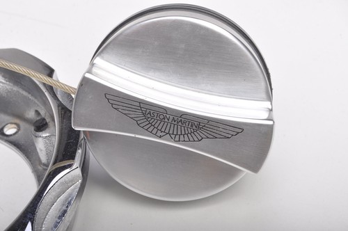 Aston Martin Vanquish I Kraftstofffüllklappe Sportellino Serbatoio Cardine Tappo - Foto 3 di 5