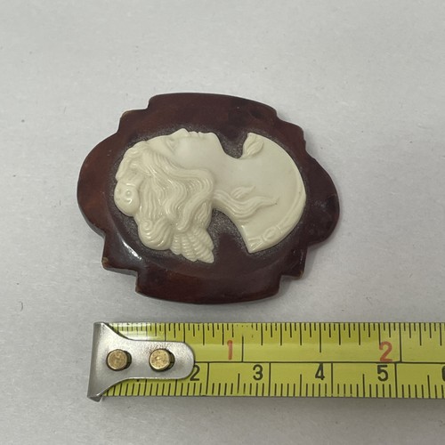 Cameo Wooden Brooch - Photo 4/4