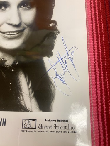Loretta Lynn MCA Records Signed Autographed 8x10 Photo Head Shot JSA Certified - Picture 3 of 4