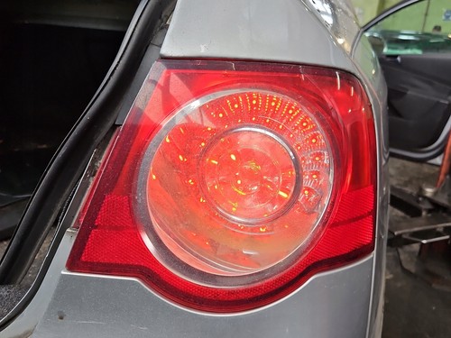 RECHTE HINTERE KOTFLÜGELLEUCHTE VW PASSAT B6 LIMOUSINE EUROPA / IM 83326