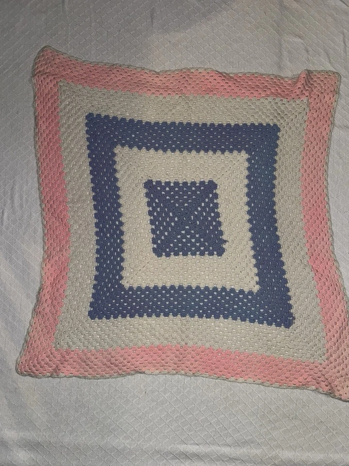 Manta de bebé de punto o ganchillo en blanco, rosa y azul Foto 2 de 4