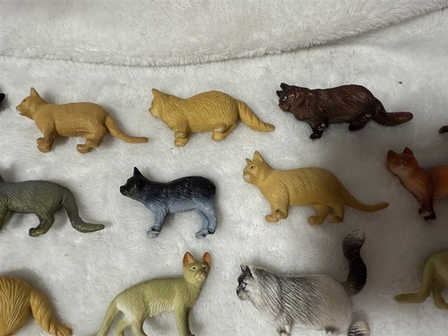 LOT OF 35 MINI MINIATURE KITTY CAT KITTEN PLASTIC FIGURES - Picture 4 of 14