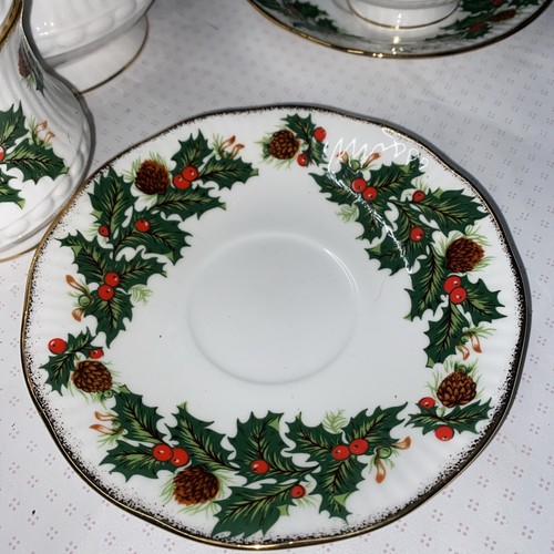 Vintage 1970s, Queens Bone China, Rosina “YuleTide" Cup & Saucer 4& Mini Teapot - Picture 5 of 24
