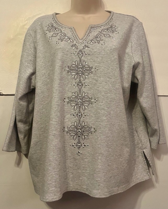 ALFRED DUNNER WOMENS  PETITE  SIZE PL TOP NWOT GRAY SILVER STUDDING EMBROIDERED