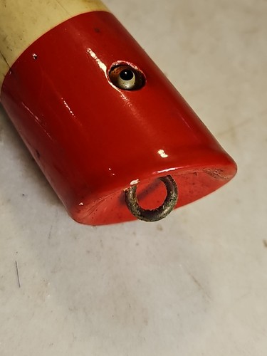 Antiguo señuelo de pesca ojos de vidrio dos ganchos agudos rojo delantero blanco sección trasera - Imagen 8 de 14