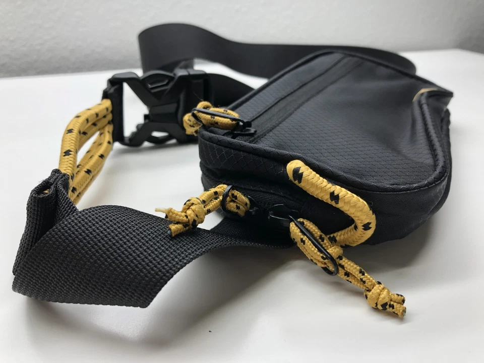 Riñonera Chums Trail Jam negra convertible bandolera bolsillos con cremallera Foto 4 de 4