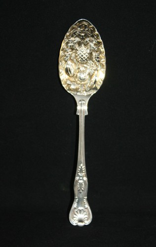  COOPER BROS SHEFFIELD, CUCCHIAIO DA PORTATA RE INGLESE, CIOTOLA REPOUSSE - Foto 1 di 4