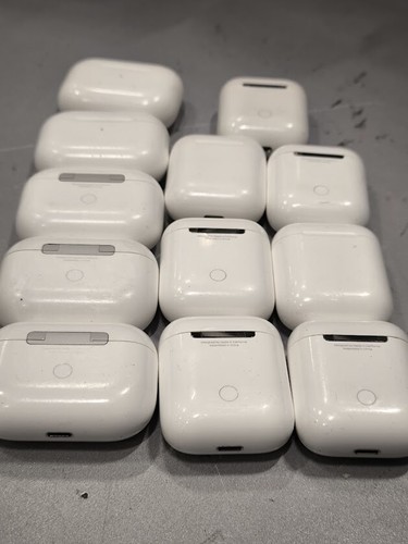 Lot of 12 AirPods Cases - Not Working, For Parts, Various Models - Photo 3 sur 5