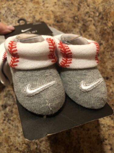 Nike Baby Gift 2 Piece Set, Beanie Hat with Booties Gray & White Newborn 0-6M - Picture 3 of 5
