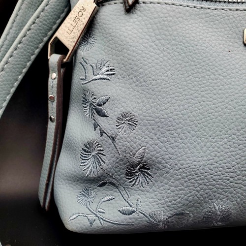 Borsa Rosetti bambino blu con fiori ricamati e tracolla regolabile. 9"x9"x2 e 1/2" - Foto 5 di 15
