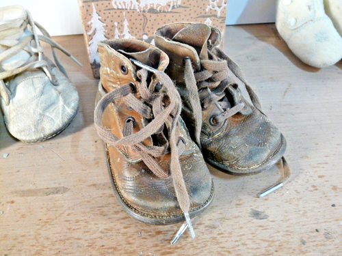 Wallpaper Box w/ 3 Pairs of Children's Booties + Shoes--ANTIQUE - Picture 9 of 24