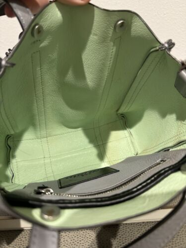 Bolso de Mano MARC JACOBS The Tag 21 Gris Roca Con Forro Aqua M0014439 ¡Raro! - Imagen 15 de 19