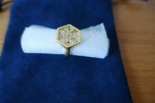 TORY BURCH DAMEN HEX PAVE LOGO RING IN GOLD, GRÖSSE 7 - Bild 8 von 12