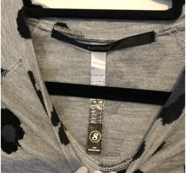 Top Kensie Manga Larga Estampado Animal Gris y Negro Talla Pequeña Oficina Profesional Foto 4 de 4