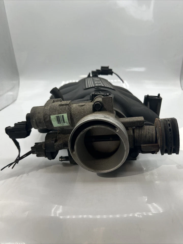 Colector de admisión superior del motor usado se adapta a: Dodge Caravan 2003 3,3 L Foto 3 de 4