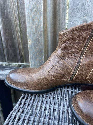 Born Raisa Botines Moto Cuero Guijarro Marrón Talla 11/43 - Imagen 9 de 19