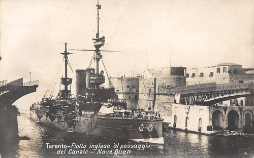 D0077) MARINA TARANTO LA NAVE DA BATTAGLIA QUEEN AL PASSAGGIO DEL CANALE