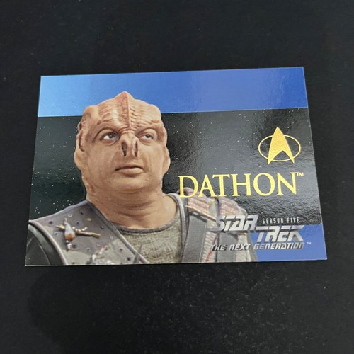 Star Trek Season 5 Embossed Chase Card S28 Dathon 1996 Vintage Trading Card - Picture 2 of 5