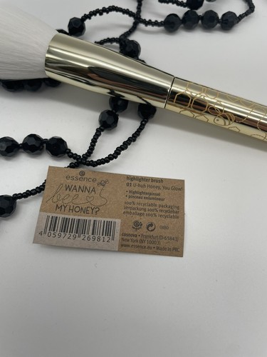 essence Wanna be my Honey? Highlighter Brush Pinsel 01 U-huh Honey, You Glow! - Bild 2 von 3