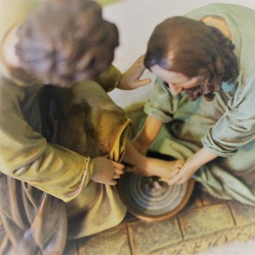 Catholic Sculpture Jesus Statue Washing Disciple's Feet 7 inch Resin Easter Lent - Picture 3 of 4