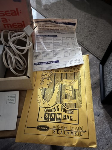 Vintage 1970’s Vintage SEAL A MEAL Works! IOB With Accessories - Picture 3 of 5