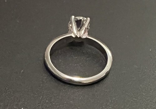 Diamond Engagement Ring. Round Brilliant Cut Diamond. Platinum Tiffany Mounting. - Picture 6 of 9