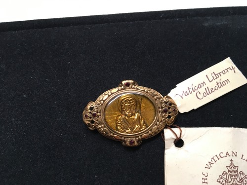 NEW! VATICAN LIBRARY COLLECTION GOLD PLATED RUBY RHINESTONE JESUS CHRIST BROOCH - Picture 2 of 4