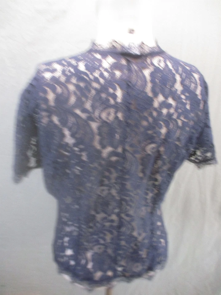 Top Cabi Talla M Mujer Encaje Azul Marino Abotonado Cuello en V Manga Corta Superposición 761 Foto 4 de 4