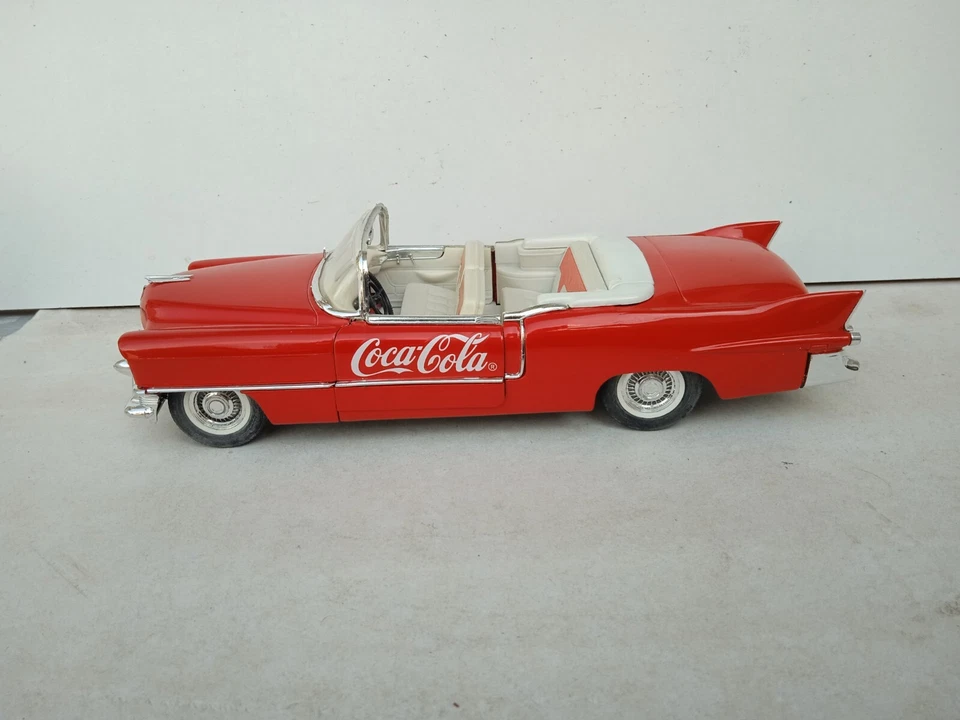 MODELLINO AUTO CADILLAC ELDORADO 1955 COCA COLA CABRIOLET ROSSA 1/21.5 - Immagine 2 di 4