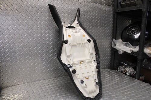 17 / 20 Yamaha MT09 / MT-09 Seat OEM Part - Picture 17 of 24