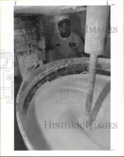 1992 Press Photo Pete Gray at mixer, Devoe & Reynolds Paint Plant, Houston