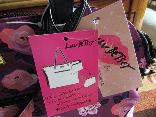 Bolso de Mano LUV BETSEY JOHNSON LBJAYCEE Malva Floral para Pasar la Noche con Pulsera Nuevo con Etiquetas - Imagen 11 de 12